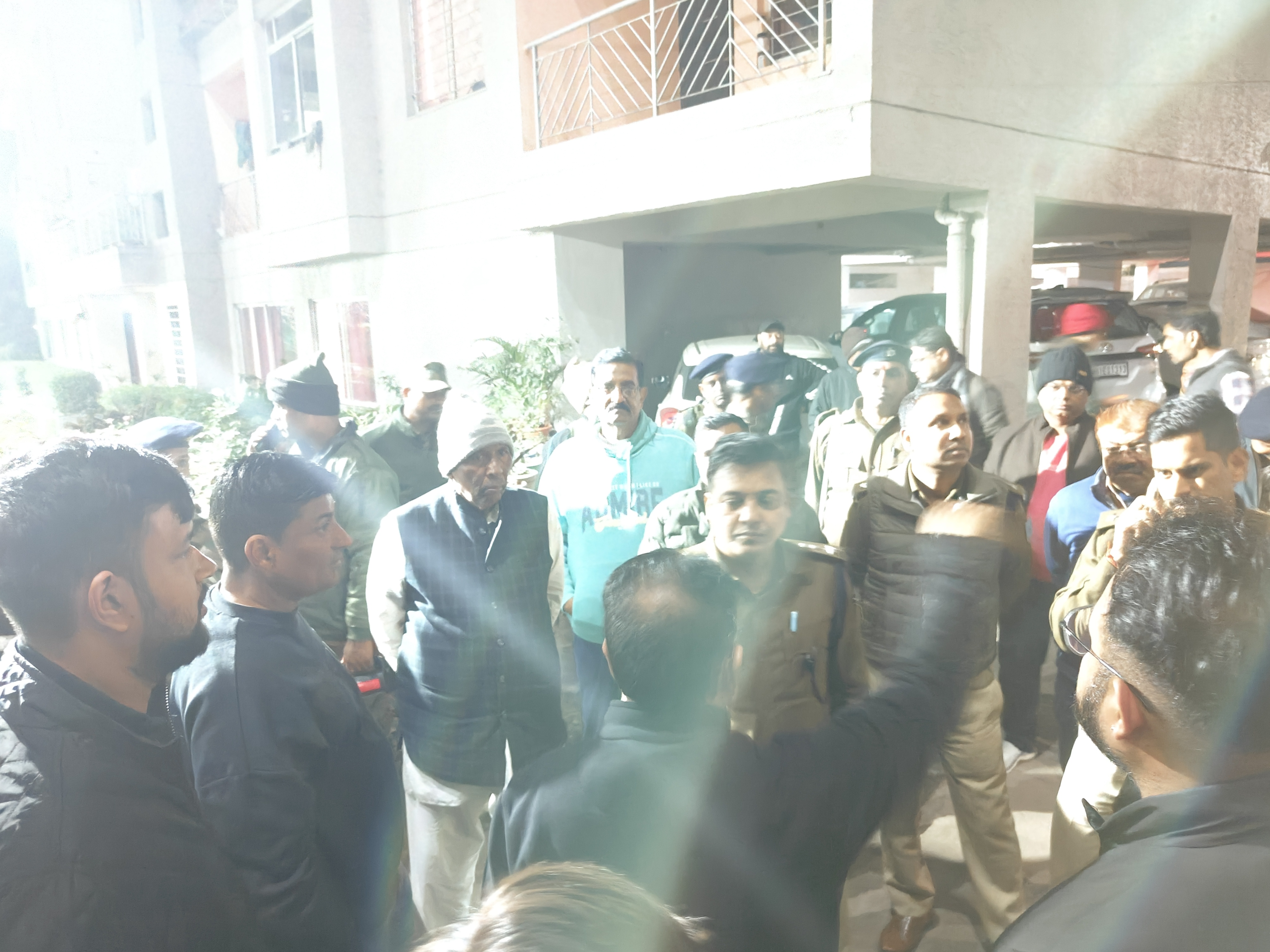 सोसायटी के लोगों से बात करते एसपी