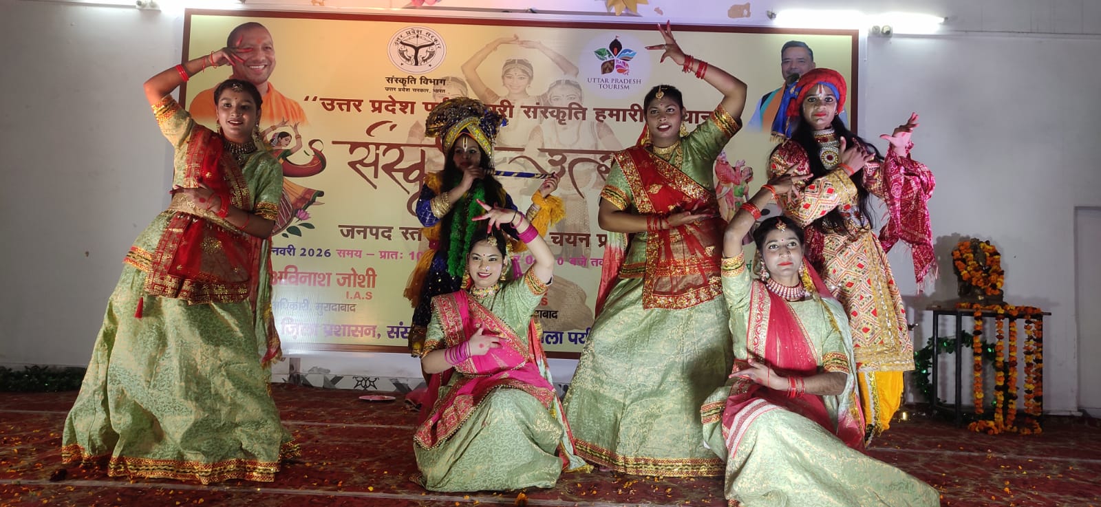 मैथोडिस्ट गर्ल्स इंटर कॉलेज में आयोजित संस्कृति उत्सव में प्रस्तुति देतीं छात्राएं।।