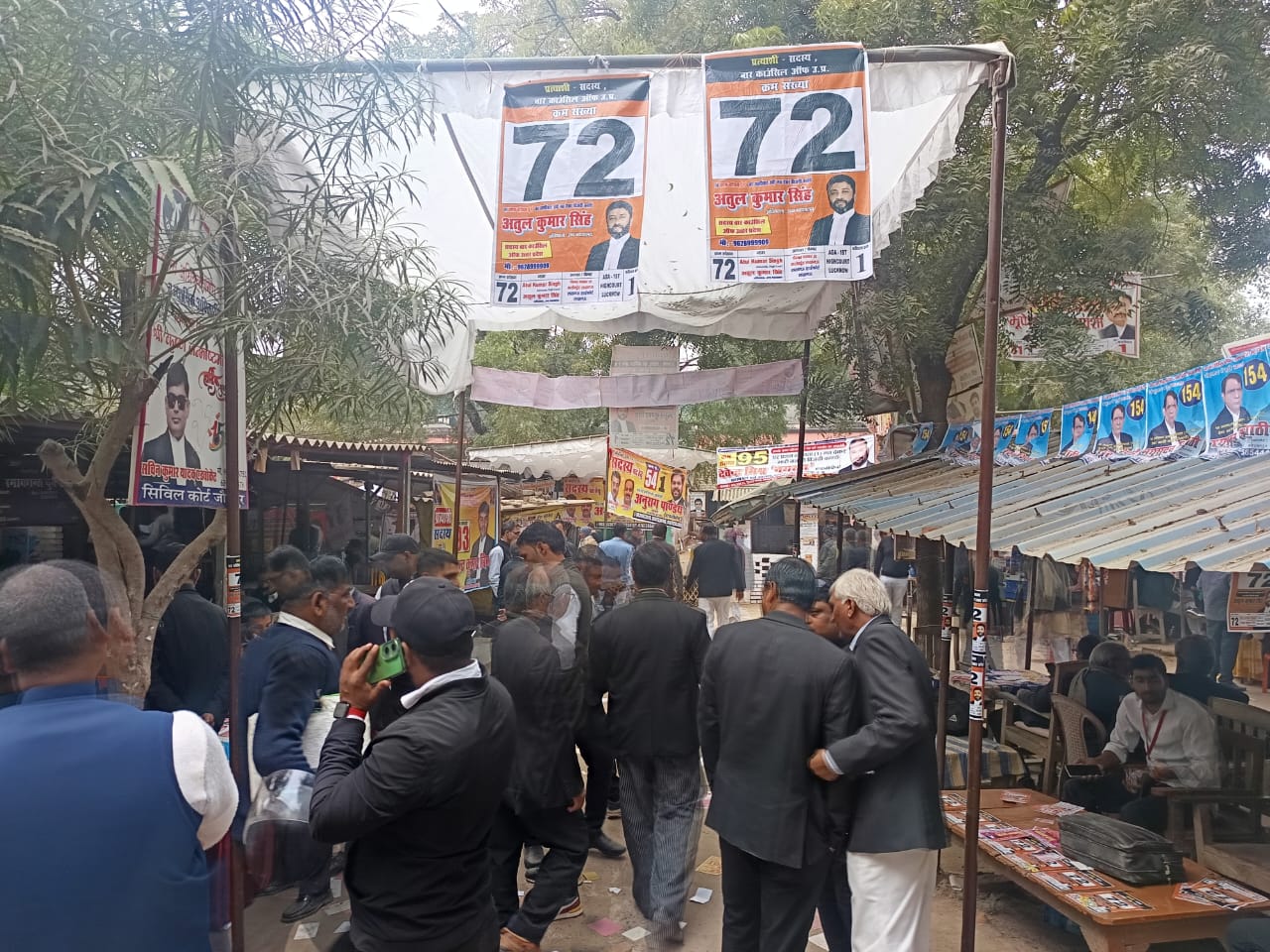 दीवानी न्यायालय में वोट डालने जाते हुए अधिवक्ता