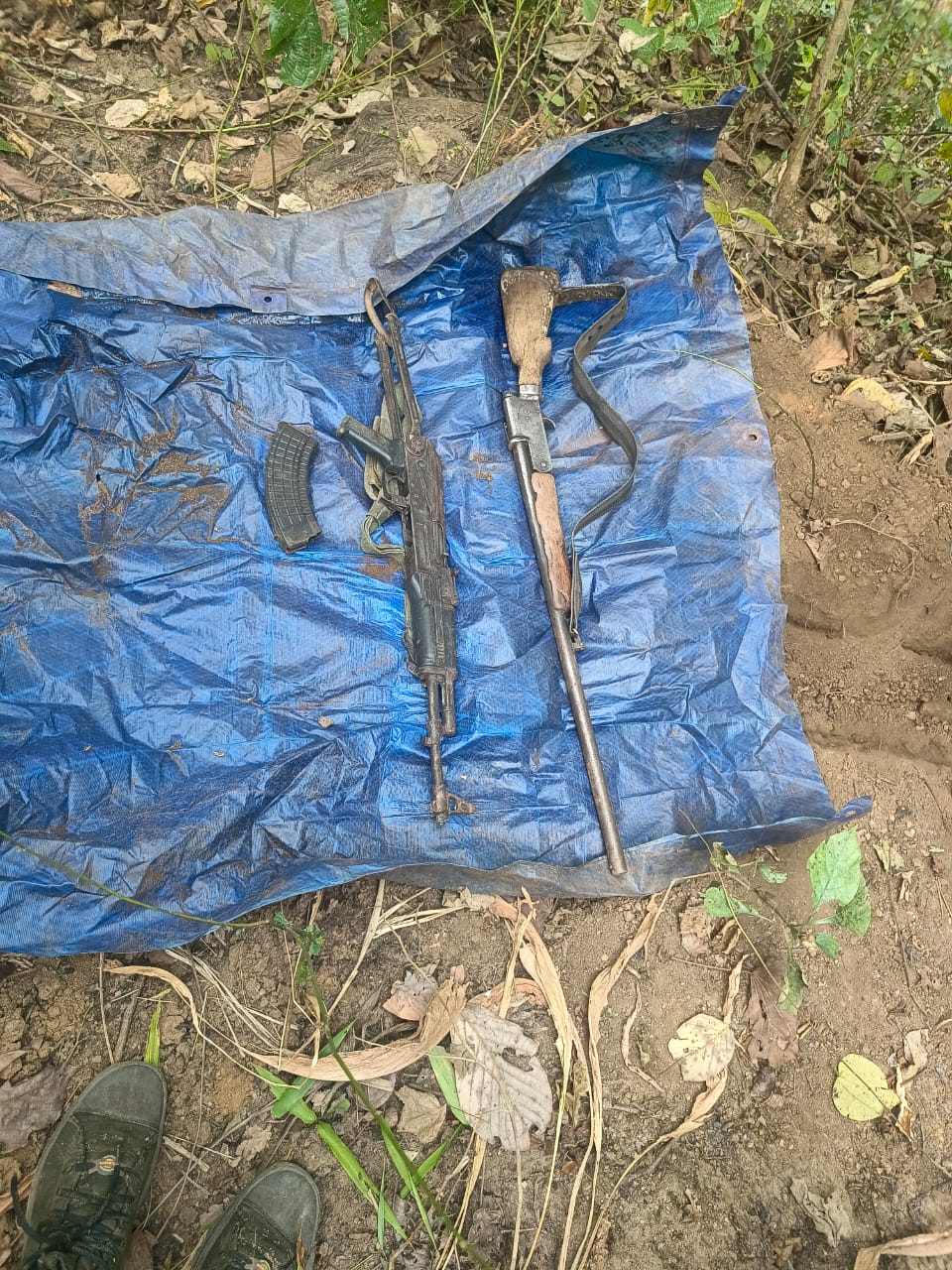 जंगल से जब्त किए गए हथियार