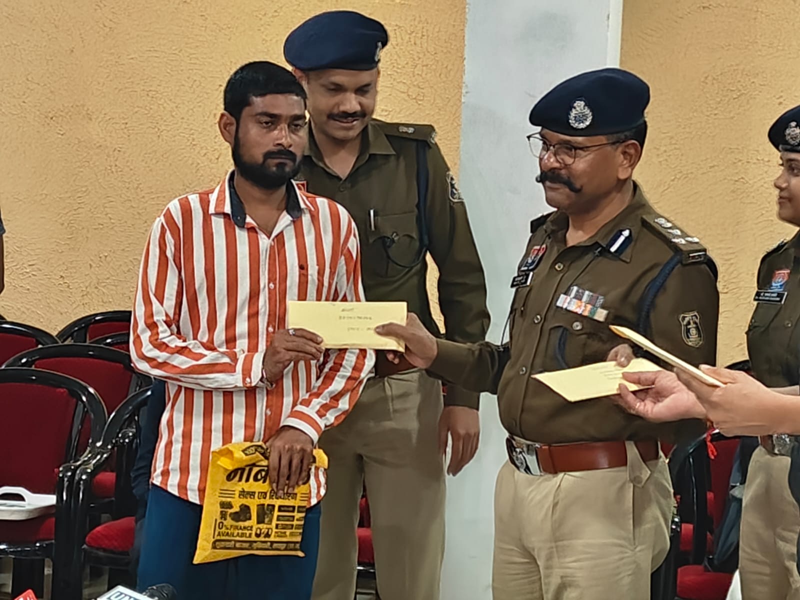 वरिष्ठ पुलिस अधीक्षक डॉ. लाल उमेद सिंह गुम हुए मोबाइल को उनके माल‍िकों को सौंपते हुए