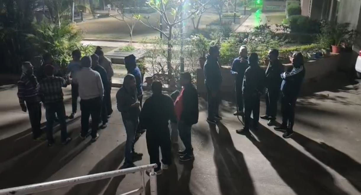 बाहर लगी भीड़