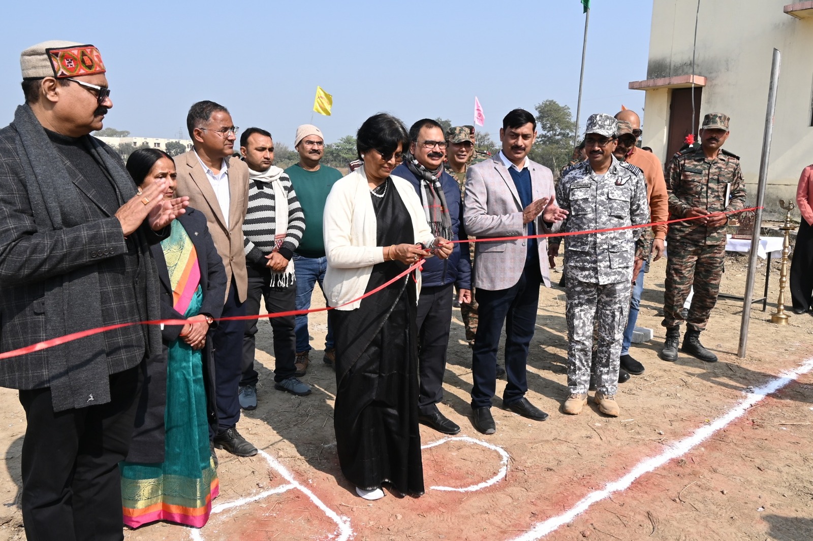 एनसीसी कैडेट्स फायरिंग रेंज का उद्घाटन करते हुए कुलपति डॉ वंदना सिंह