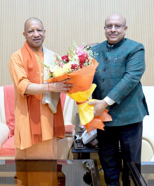 मुख्यमंत्री योगी आदित्यनाथ से मिलते दिल्ली विधान सभा के अध्यक्ष विजेन्द्र गुप्ता मुख्यमंत्री योगी आदित्यनाथ से मिलते दिल्ली विधान सभा के अध्यक्ष विजेन्द्र गुप्ता