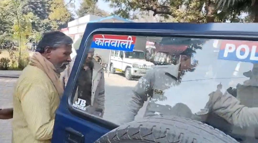 एसएसपी कार्यालय के बाहर आत्मदाह की कोशिश करने वाले बुजुर्ग को पुलिस हिरासत में लेकर पूछताछ करती टीम।