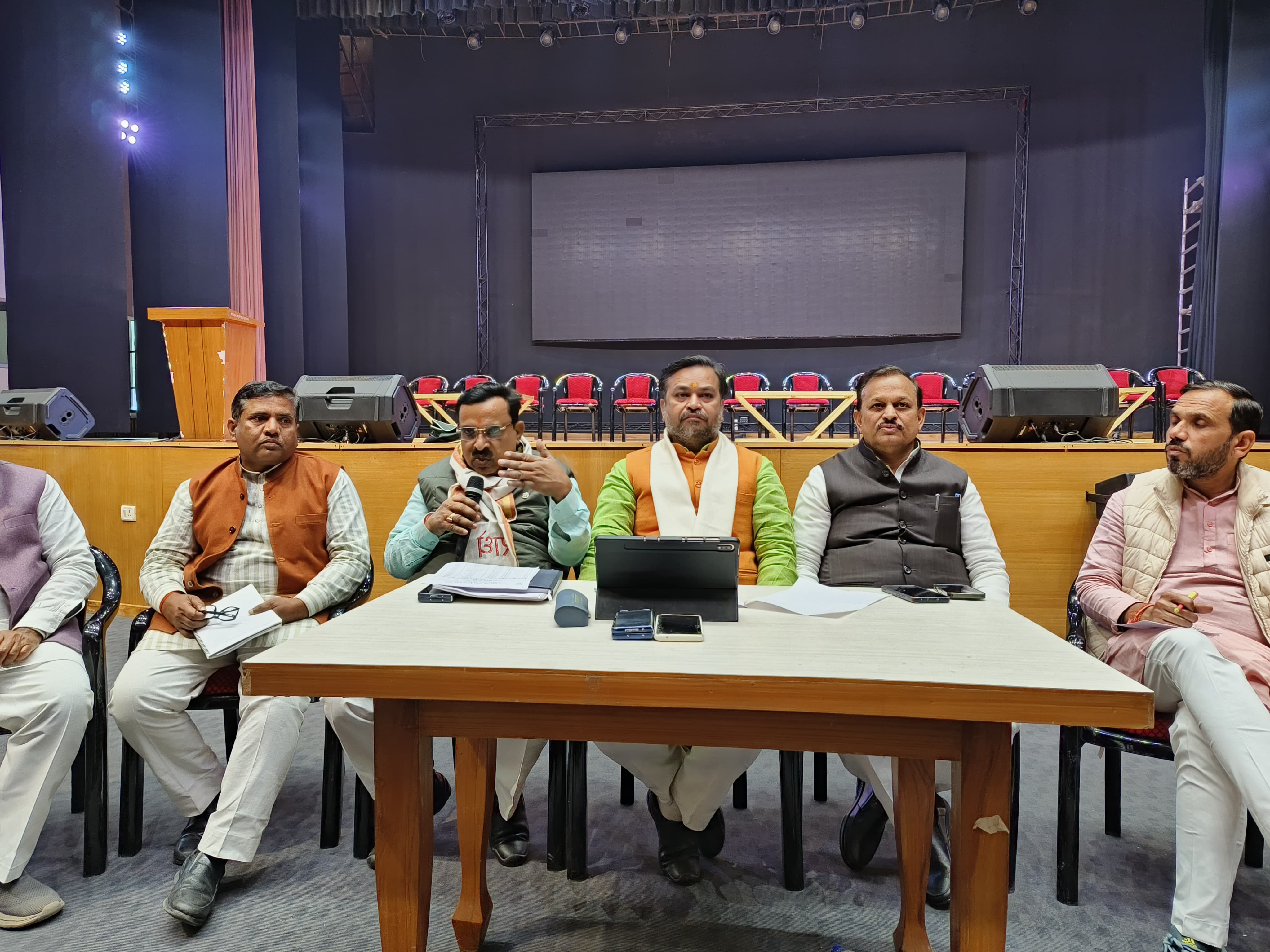 बैठक के दौरान क्षेत्रीय अध्यक्ष प्रकाश पाल व अन्य