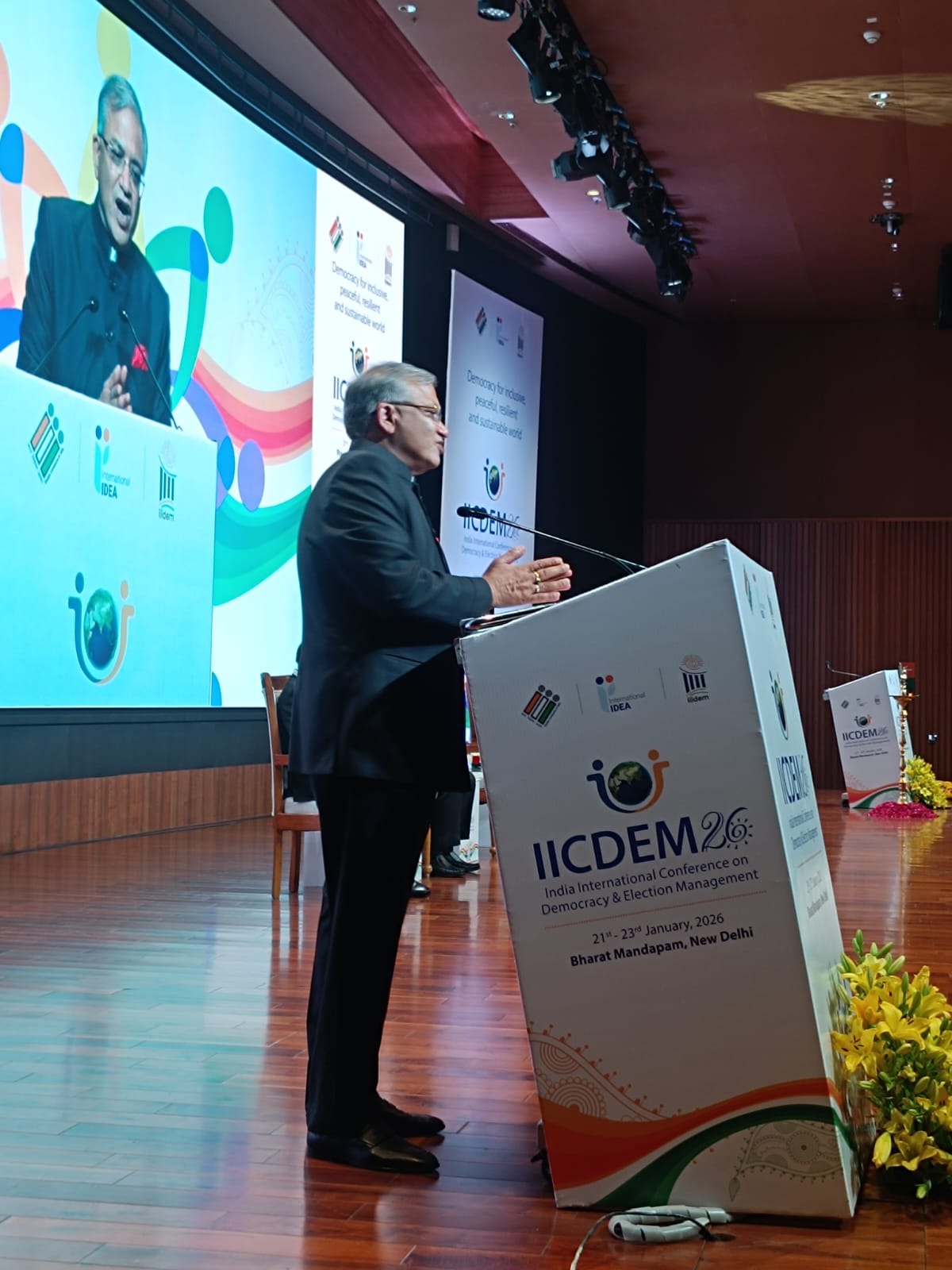 सम्मेलन को संबोधित करते मुख्य चुनाव आयुक्त सम्मेलन को संबोधित करते मुख्य चुनाव आयुक्त