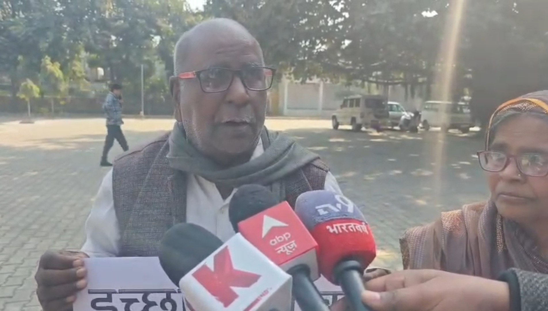 कन्नौज:- बेटे से परेशान बुजुर्ग दंपत्ति ने डीएम से लगाई इच्छा मृत्यु की गुहार