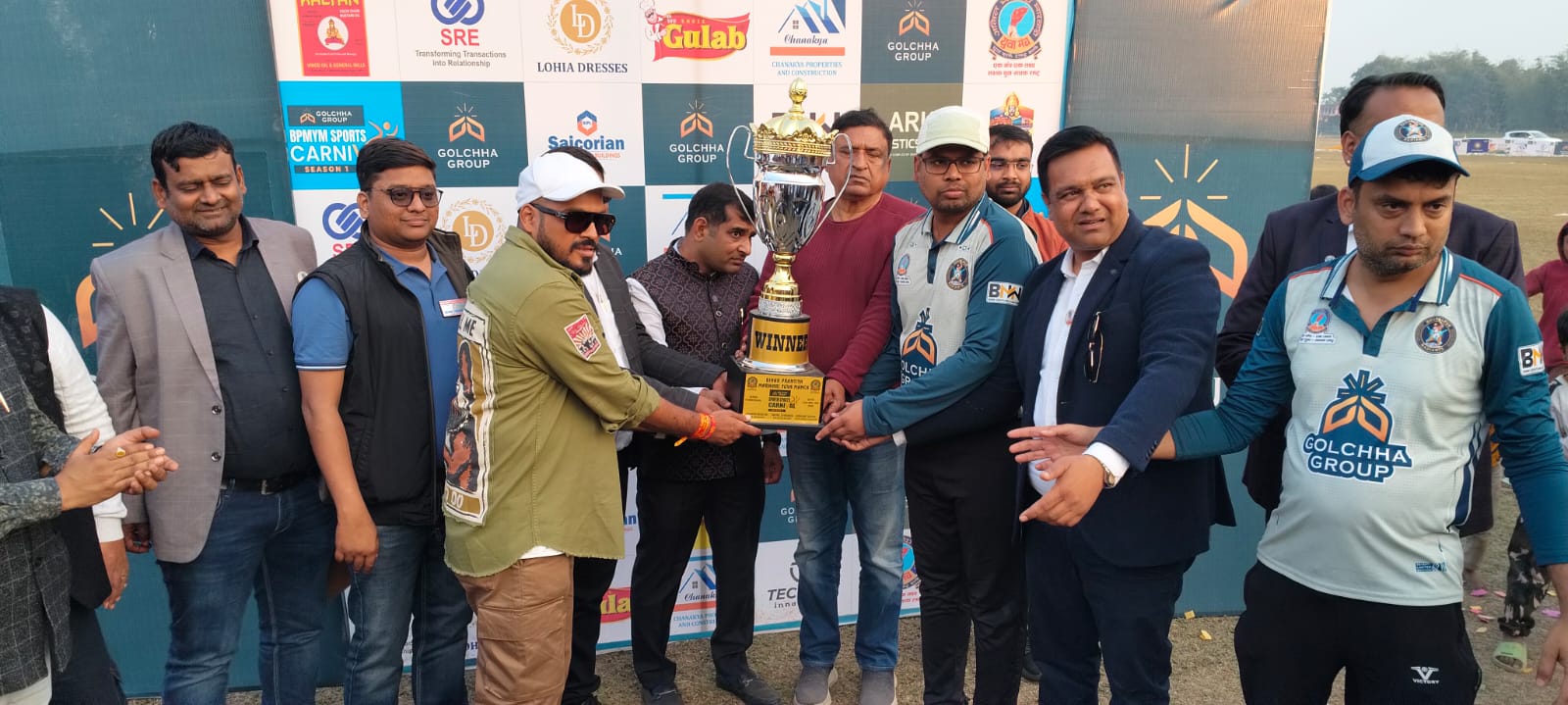 अररिया फोटो:ट्रॉफी प्रदान करते अररिया फोटो:ट्रॉफी प्रदान करते