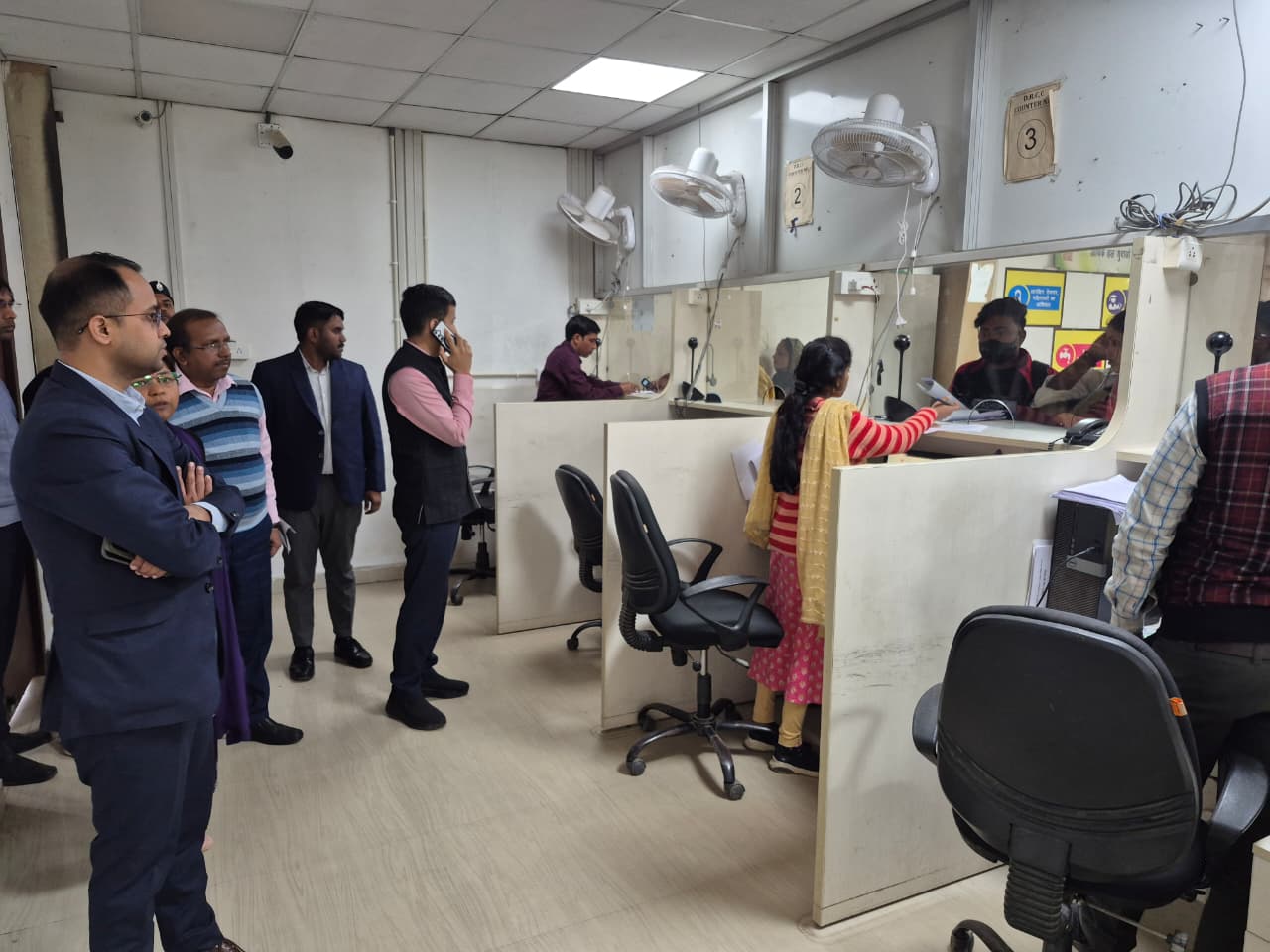 जिलाधिकारी ने डीआरसीसी का किया निरीक्षण व्यवस्था सुधारने के दिए निर्देश जिलाधिकारी ने डीआरसीसी का किया निरीक्षण व्यवस्था सुधारने के दिए निर्देश