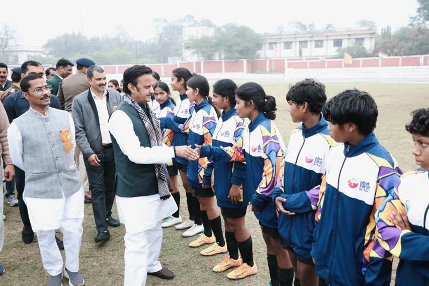 उप मुख्यमंत्री राजेन्द्र शुक्ल रीवा में खेलों एमपी यूथ गेम्स के तहत फुटबॉल प्रतियोगिता के शुभारंभ अवसर पर खिलाड़ियों से मिले