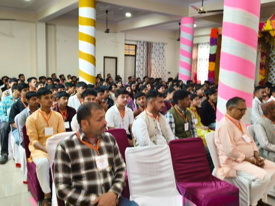 कार्यक्रम में भाग लेते लोग।