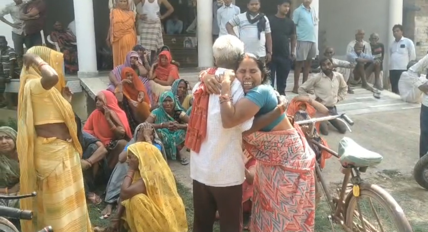 रोते विलखते परिजन