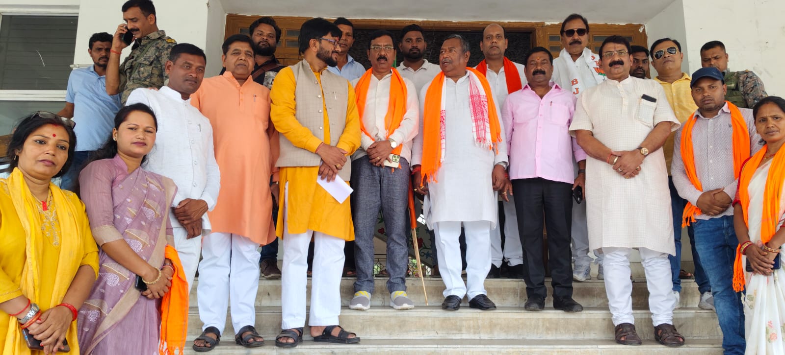 प्रदर्शन करते भाजपाई