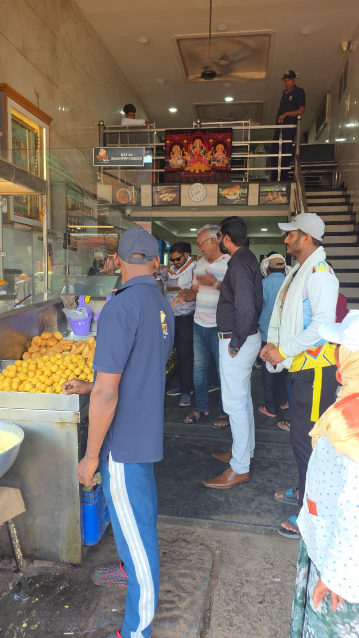 कार्रवाई करती निगम टीम।