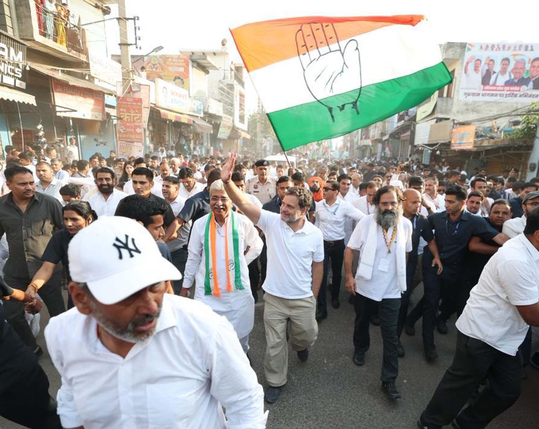 गुरुग्राम में पूर्व सांसद बृजेंद्र ङ्क्षसह की ओर से निकाली गई सद्भाव यात्रा में शामिल लोकसभा में नेता प्रतिपक्ष राहुल गांधी।