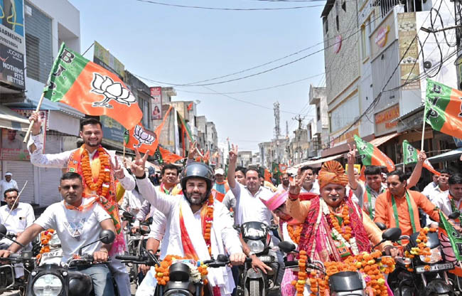सोनीपत: भाजपा के मेयर उम्मीदवार राजीव जैन व विधयक निखिल मदान बाइक रैली में लोगांे का अभिवादन स्वीकार करते हुए