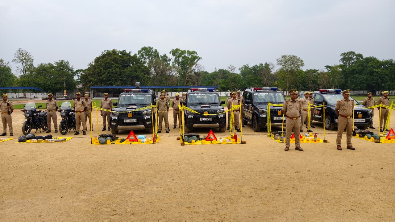 फोटो निरीक्षण करते पुलिस अधीक्षक