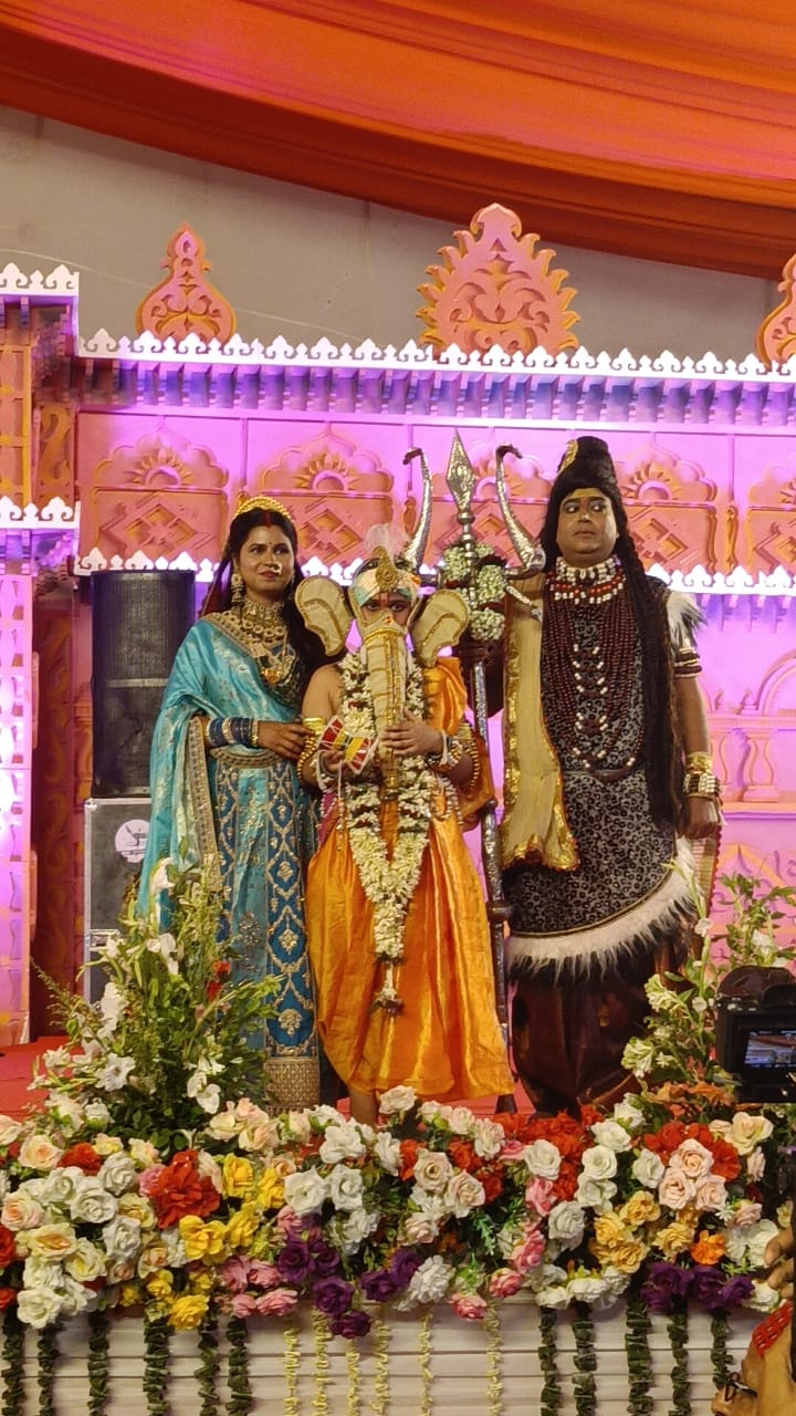 आरती करते यजमान सहित अन्य