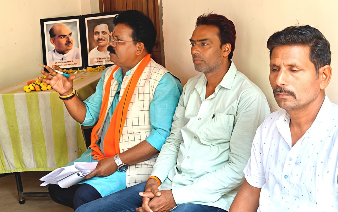 बैठक को संबोधित करते मुख्य अतिथि विजय रघुबंशी