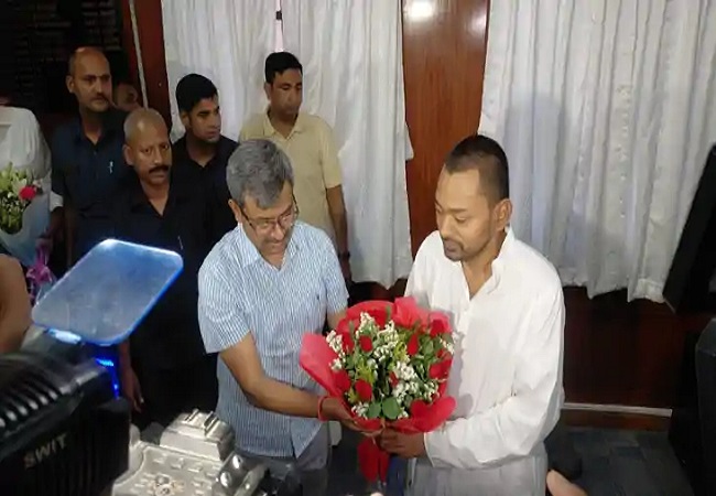 कार्यालय में पदभार के दाैरान गुलदस्ता लेते निशांत कुमार