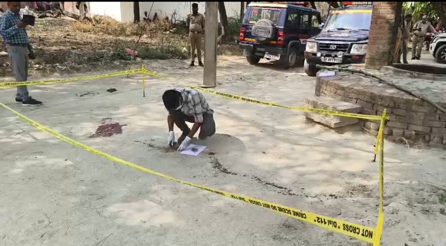 फॉरेंसिक टीम द्वारा सबूत एकत्रित करने की फोटो