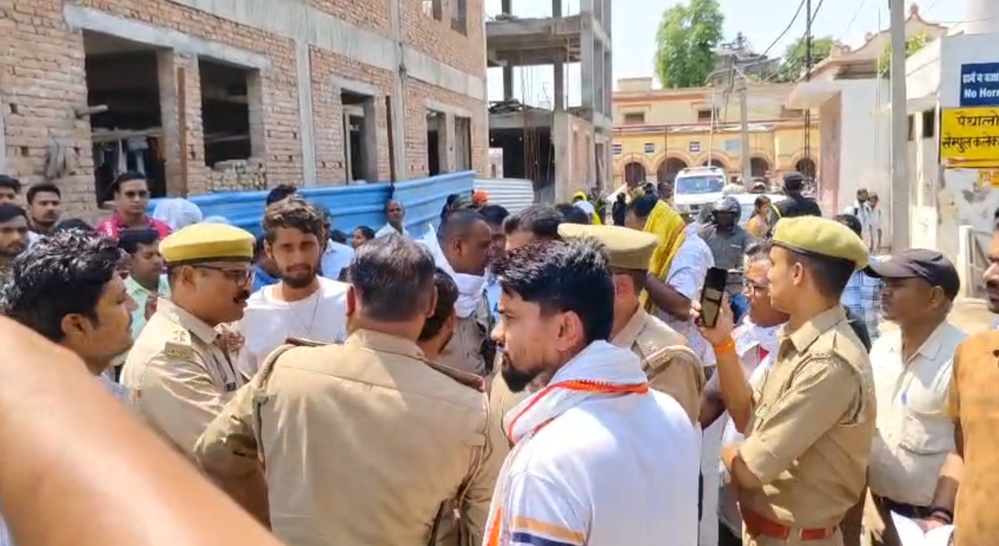 जिला अस्पताल के बाहर पुलिस और परिजनों की भीड़