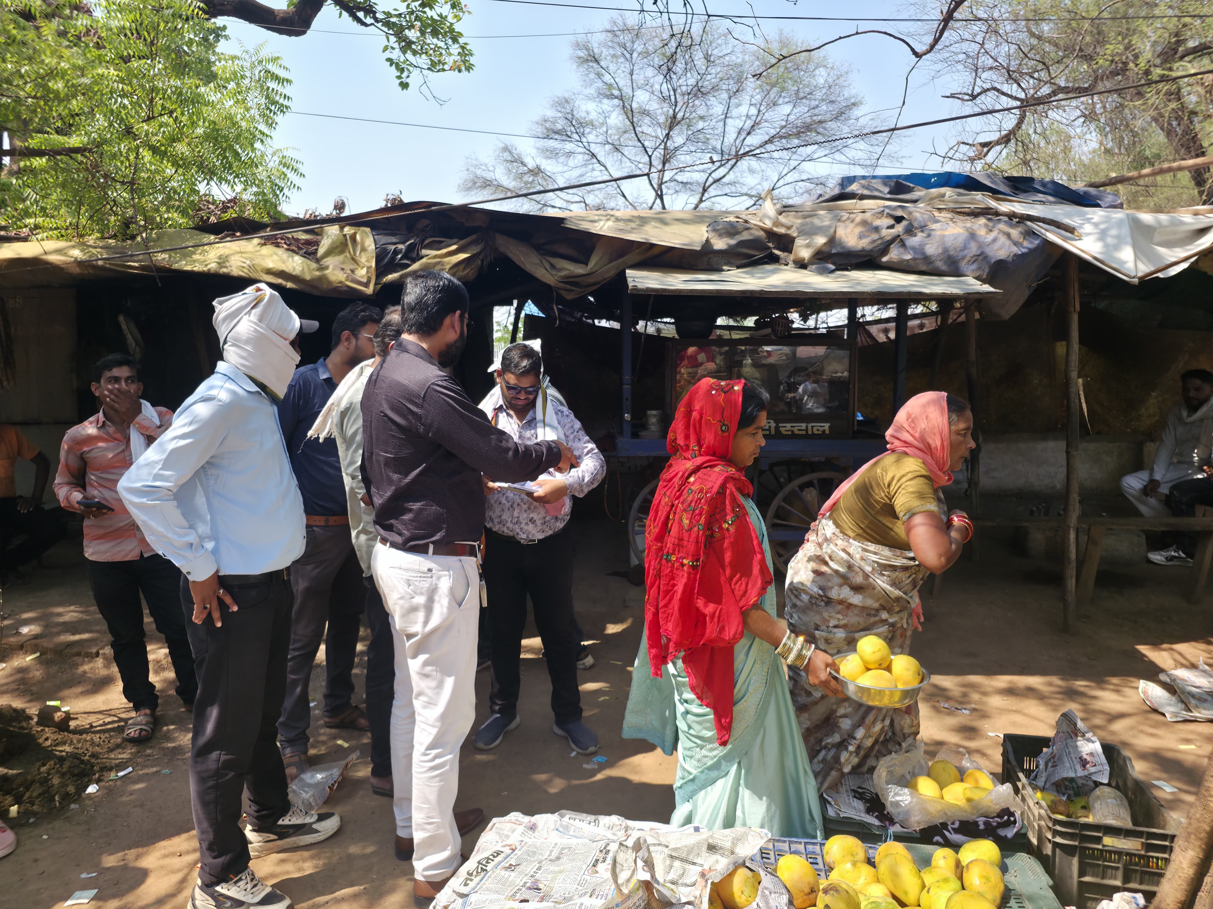कार्रवाई करती निगम टीम।