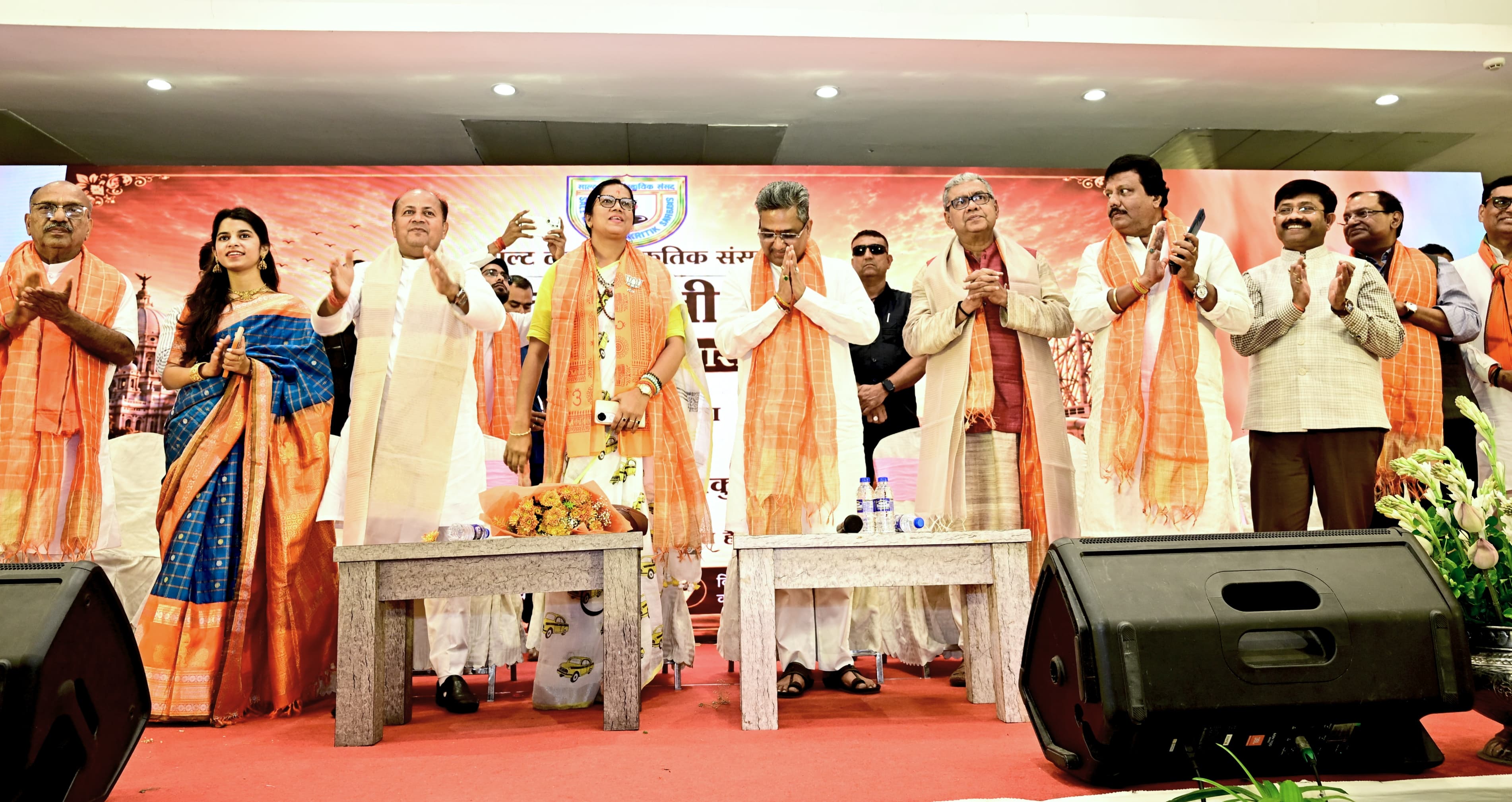 पश्चिम बंगाल में मुख्यमंत्री के शपथ ग्रहण समारोह में मंच पर उपस्थित नेताओं के साथ मंत्री नन्द गोपाल नन्दी