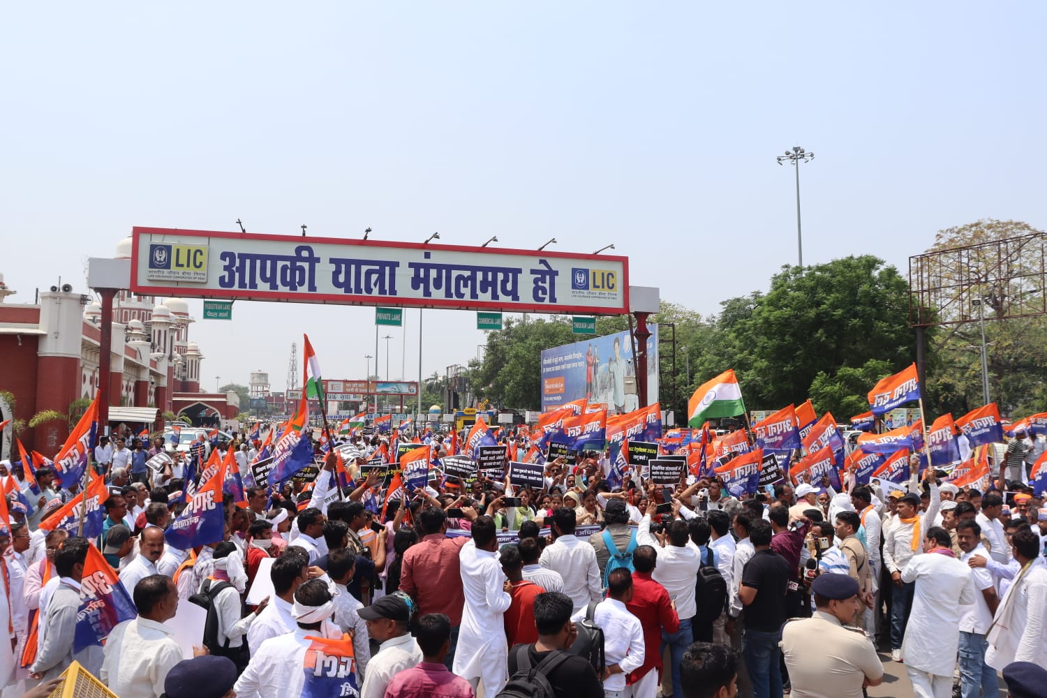 प्रदर्शन के दौरान अपना दल केमरावादी पार्टी के कार्यकर्ताओं की भीड़