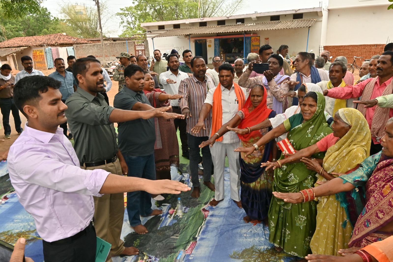 गर्मी में धान फसल नहीं लगाने का संकल्प लेते हुए ग्रामीण।