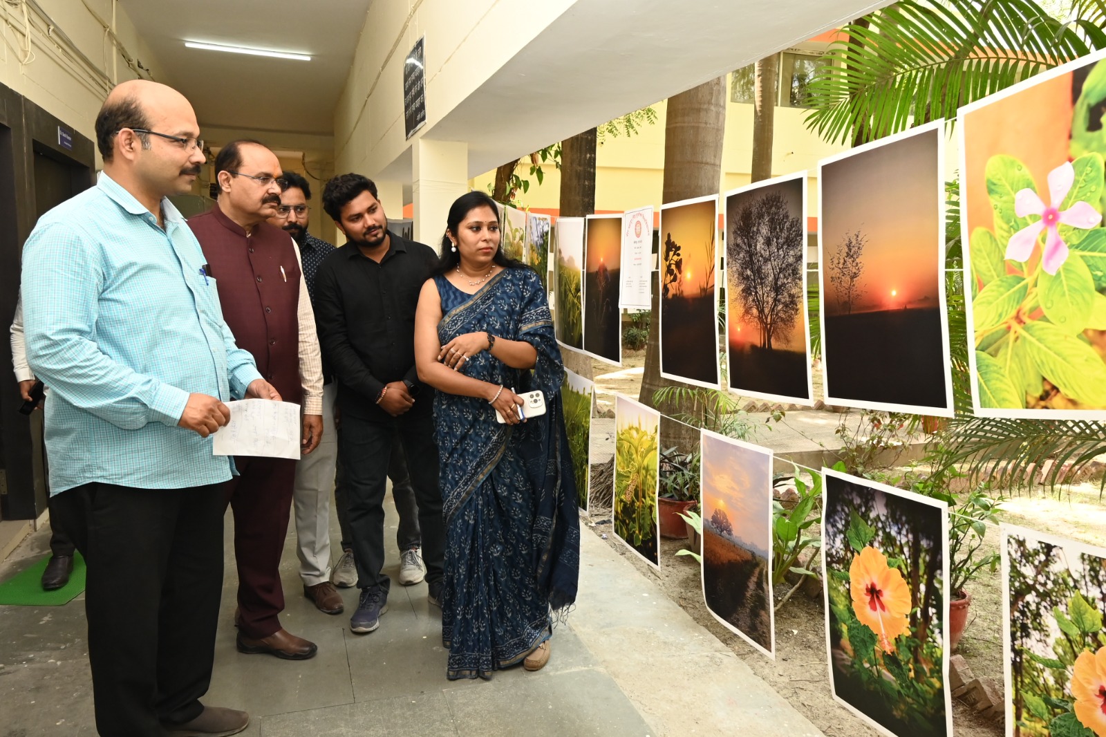 पूर्वांचल विश्वविद्यालय लगी प्रदर्शनी का अवालोकन करते हुए रुचिता चौधरी