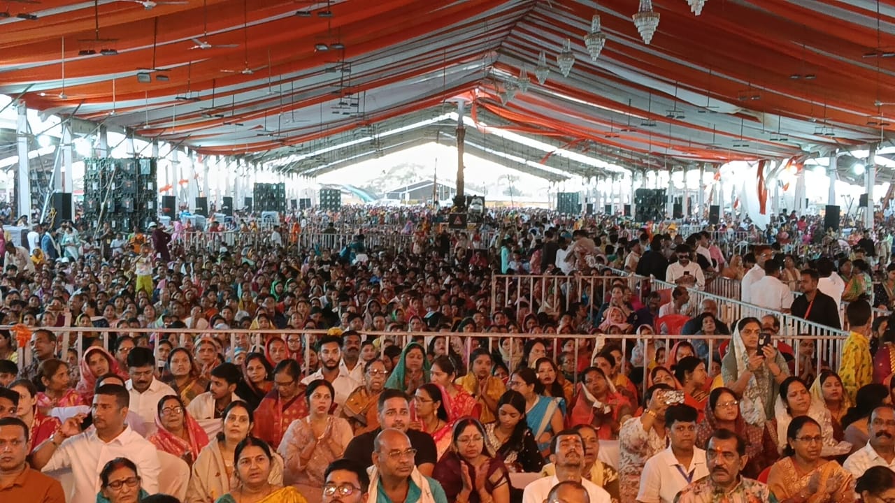 कथा सुनते हुए लोगों की भीड़