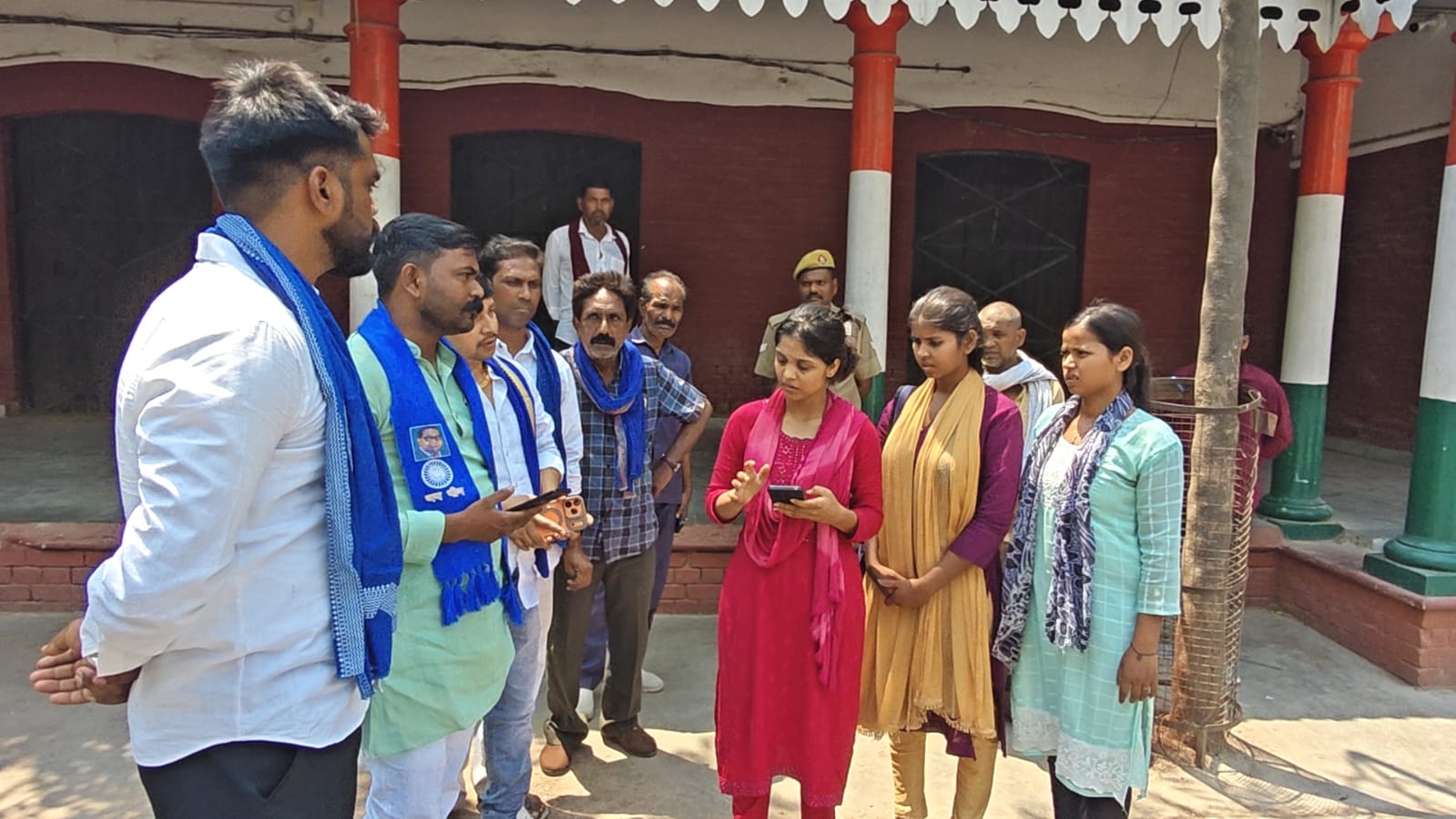 दूल्हे हत्याकांड में पुलिस अधीक्षक से मुलाकात करने पहुंची बहन सौम्या परिजनों के साथ