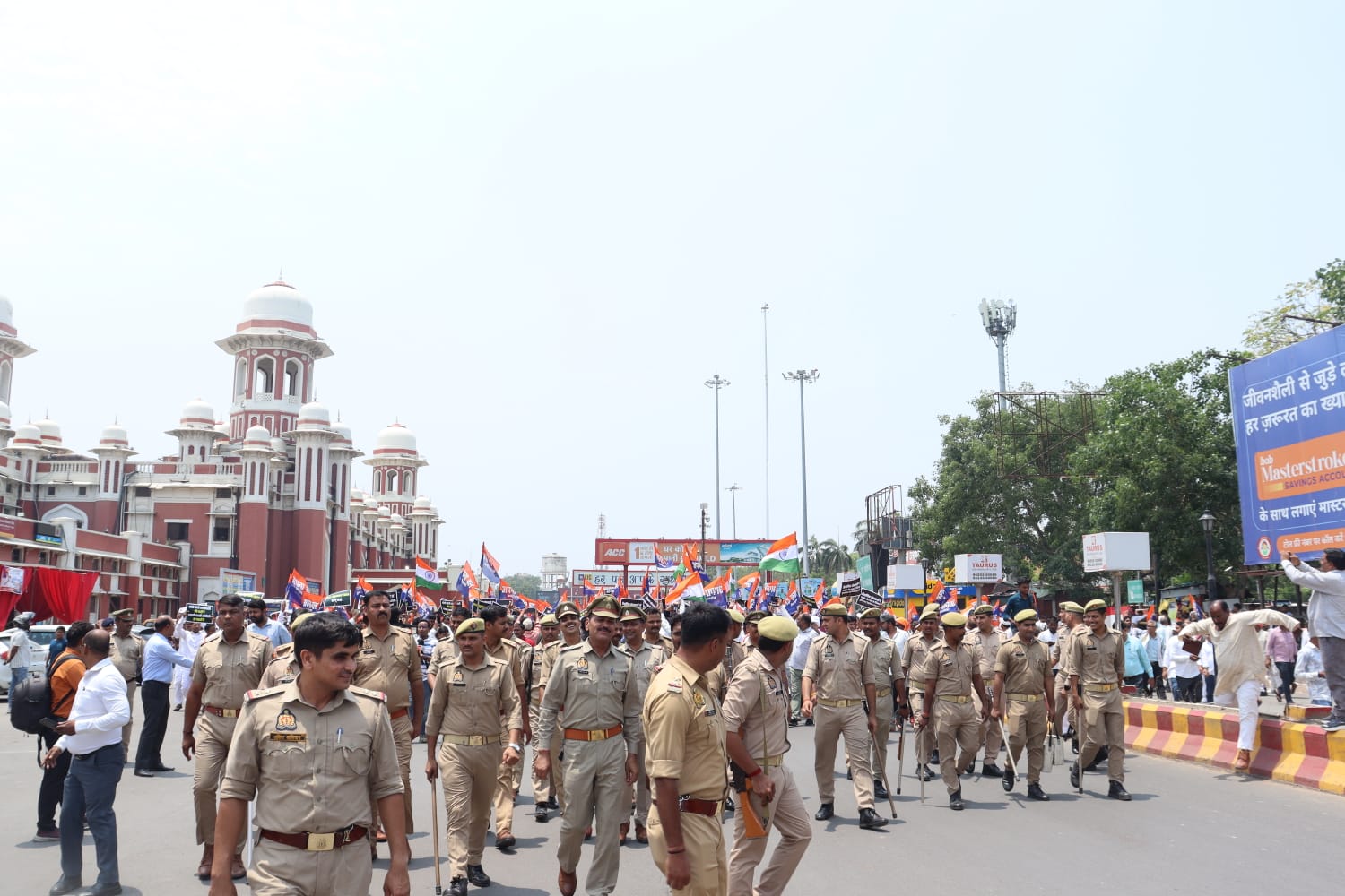 प्रदर्शन के दौरान पुलिस फोर्स