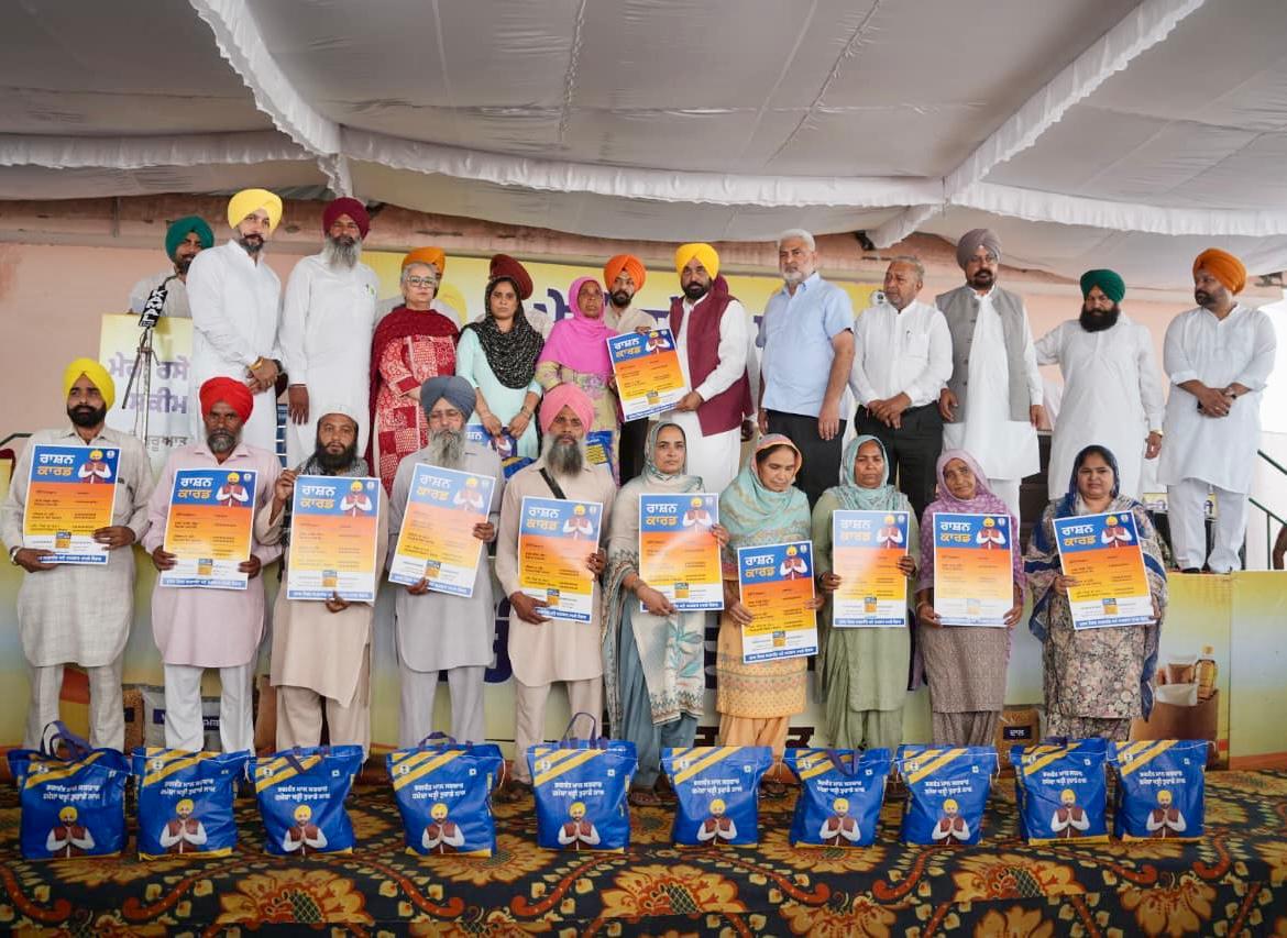 ਪੰਜਾਬ ਦੇ ਮੁੱਖ ਮੰਤਰੀ ਮੇਰੀ ਰਸੋਈ ਯੋਜਨਾ ਤਹਿਤ ਲੋੜਵੰਦਾਂ ਨੂੰ ਰਾਸ਼ਨ ਕਿੱਟ ਦਿੰਦੇ ਹੋਏ