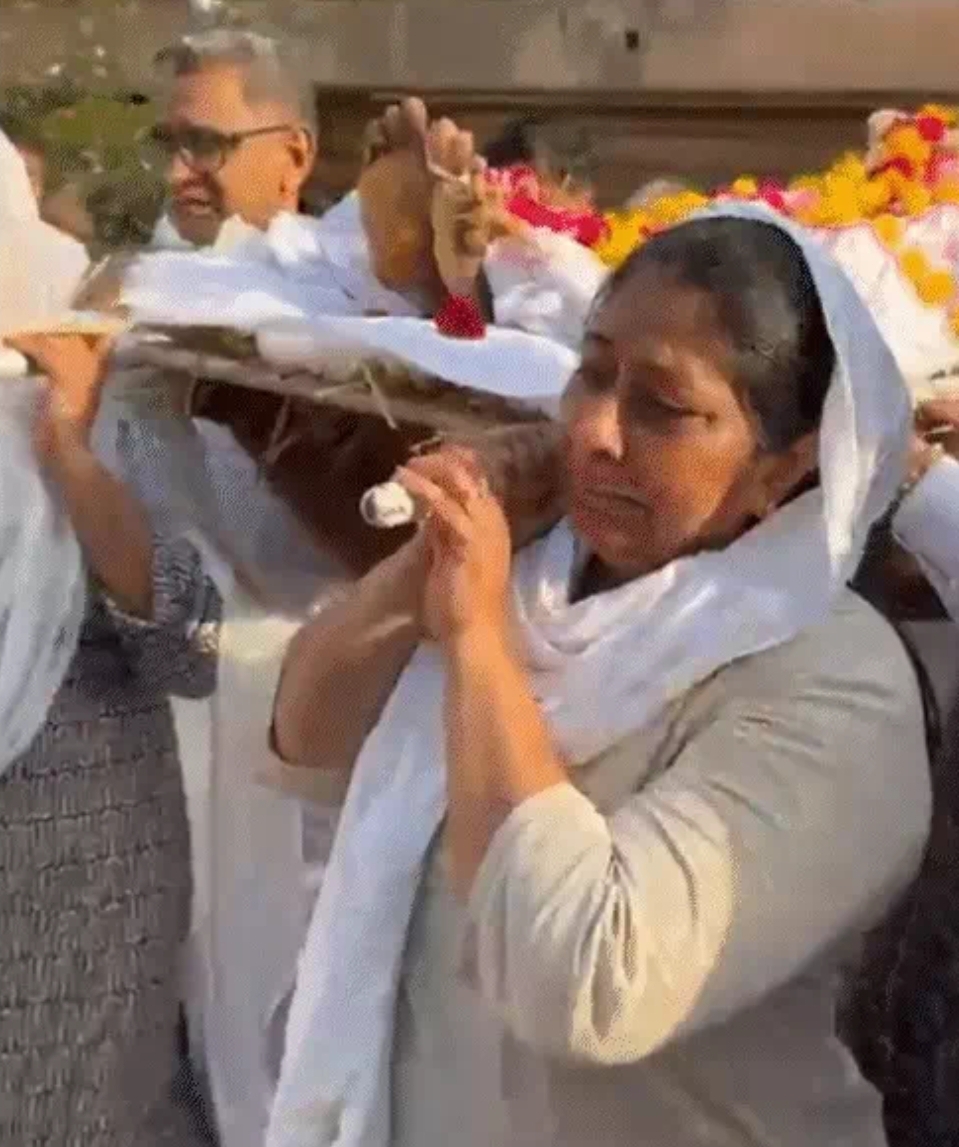 सूरत के पूर्व मेयर और पूर्व विधायक डॉ. कनुभाई मावाणी को कंधा देती उनकी चार बेटियां