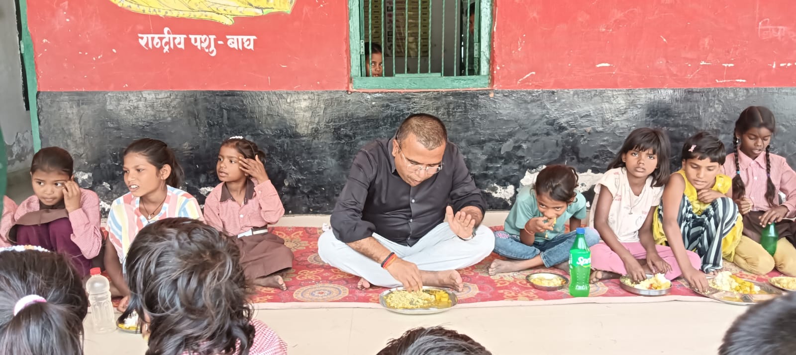बेसिक शिक्षा अधिकारी डॉ. गोरखनाथ पटेल बच्चों के साथ मिड डे मील का भोजन करते हुए