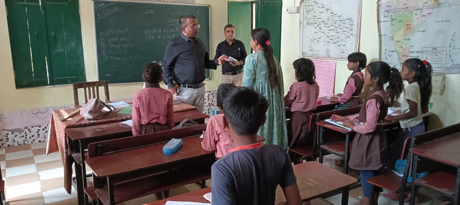 बेसिक शिक्षा अधिकारी डॉ. गोरखनाथ पटेल बच्चों से बातचीत करते हुए