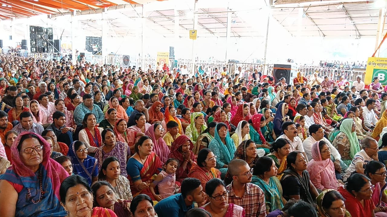 कथा सुनते हुए लोगों की भीड़
