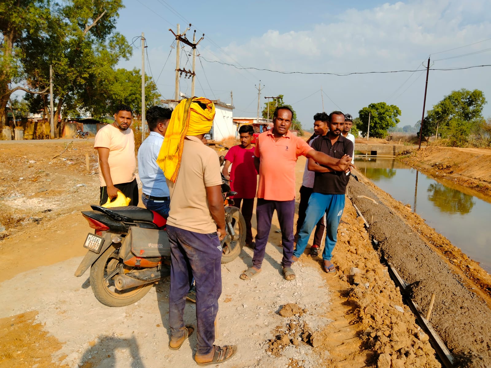 नहर किनारे विरोध प्रदर्शन करते हुए ग्रामीण।