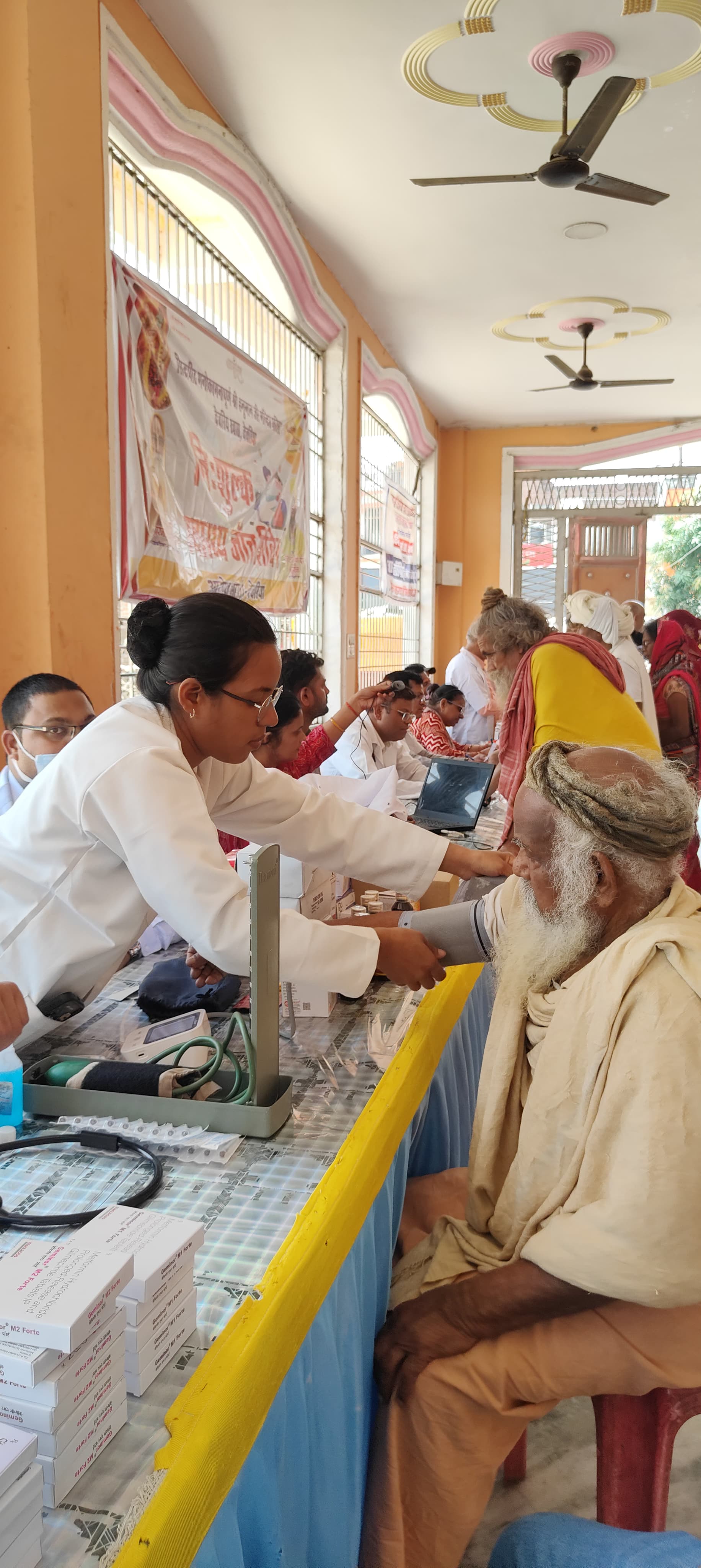फोटोस्वास्थ्य विभाग के द्वारा जांच करते