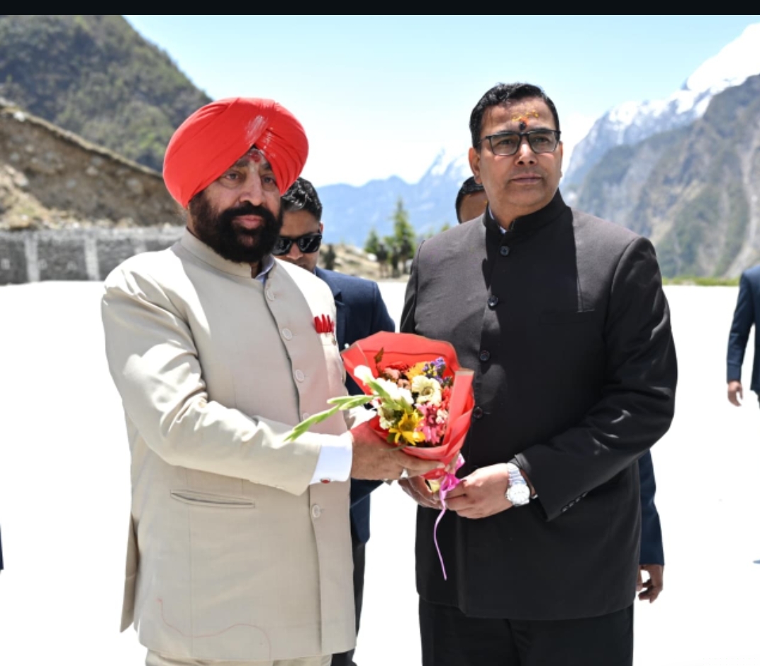 मुख्य विकास अधिकारी (सीडीओ) अभिषेक त्रिपाठी ने गुरमीत सिंह राज्यपाल को पुष्पगुच्छ भेंट करते हुए।