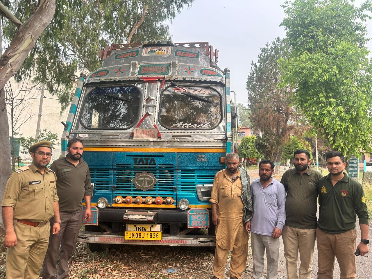 Major crackdown on illegal timber smuggling in Kathua - 5 trucks seized
