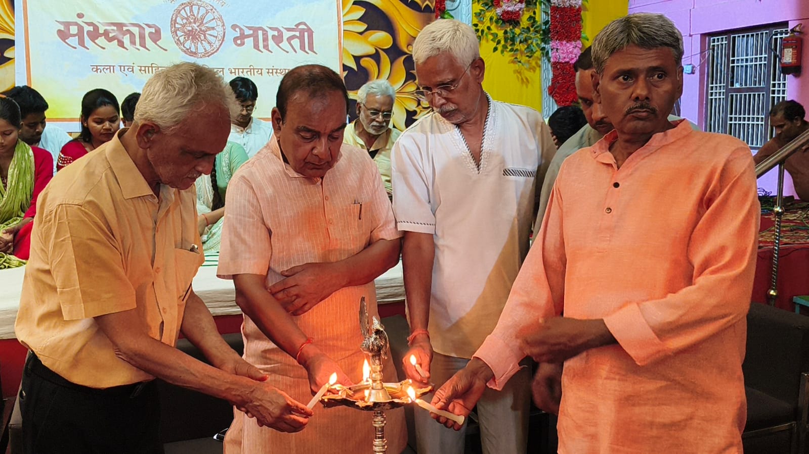 कार्यक्रम का उद्घाटन करते अतिथि