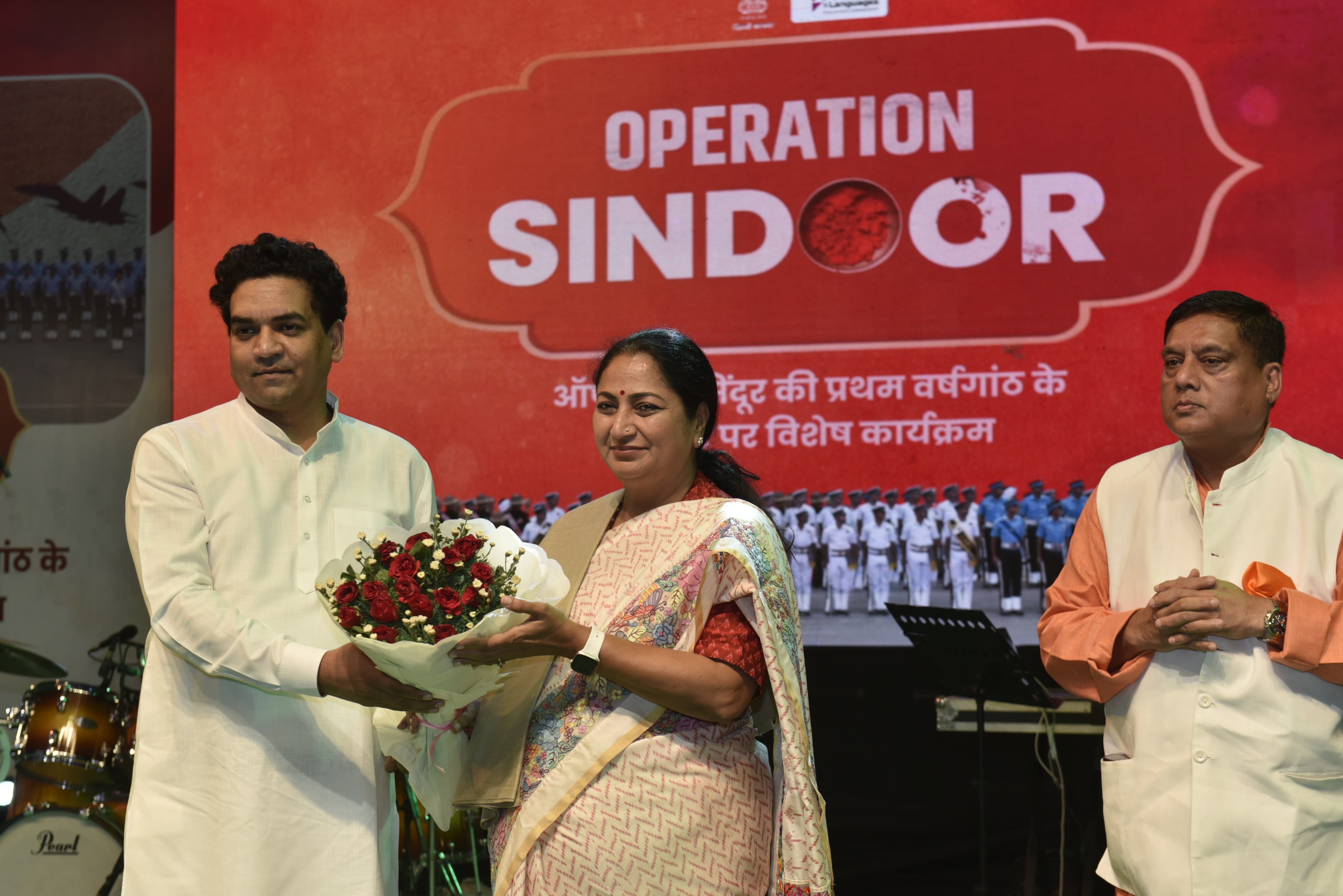 कनॉट प्लेस में ऑपरेशन सिंदूर पर आयोजित में मुख्यमंत्री रेखा गुप्ता और मंत्री कपिल मिश्रा