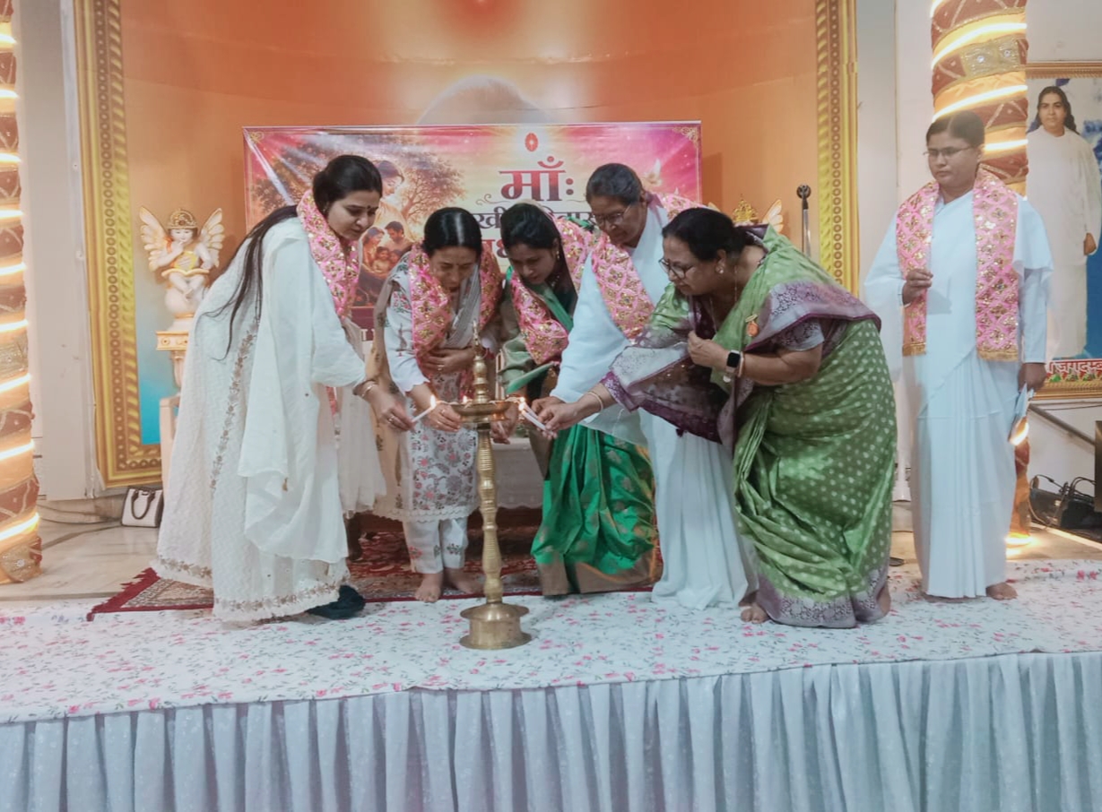 का शुभारंभ करते हुए अतिथि।