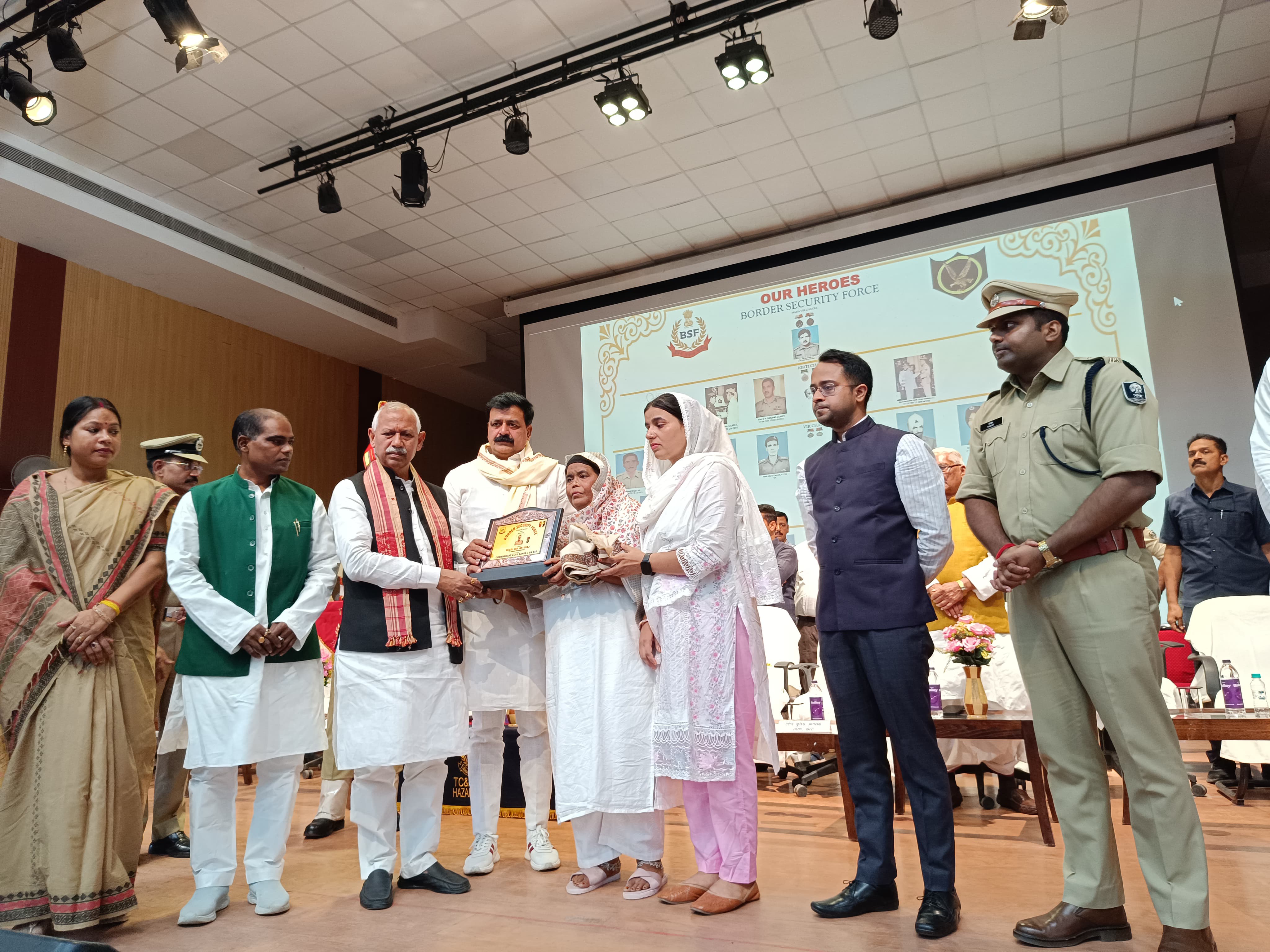 ऑपरेशन सिंदूर के वीर चक्र से सम्मानित सब-इंस्पेक्टर मोहम्मद इम्तियाज को छपरा में दी गई श्रद्धांजलि