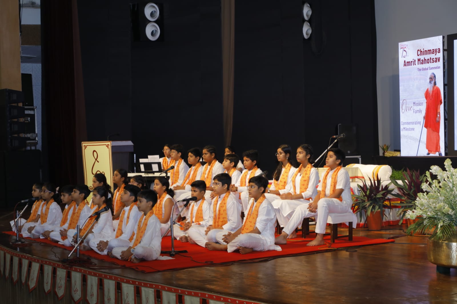 800 गीता प्रेमियों ने एक साथ गाया पुरुषोत्तम योग तो भक्ति की मस्ती में झूम उठा सभागार