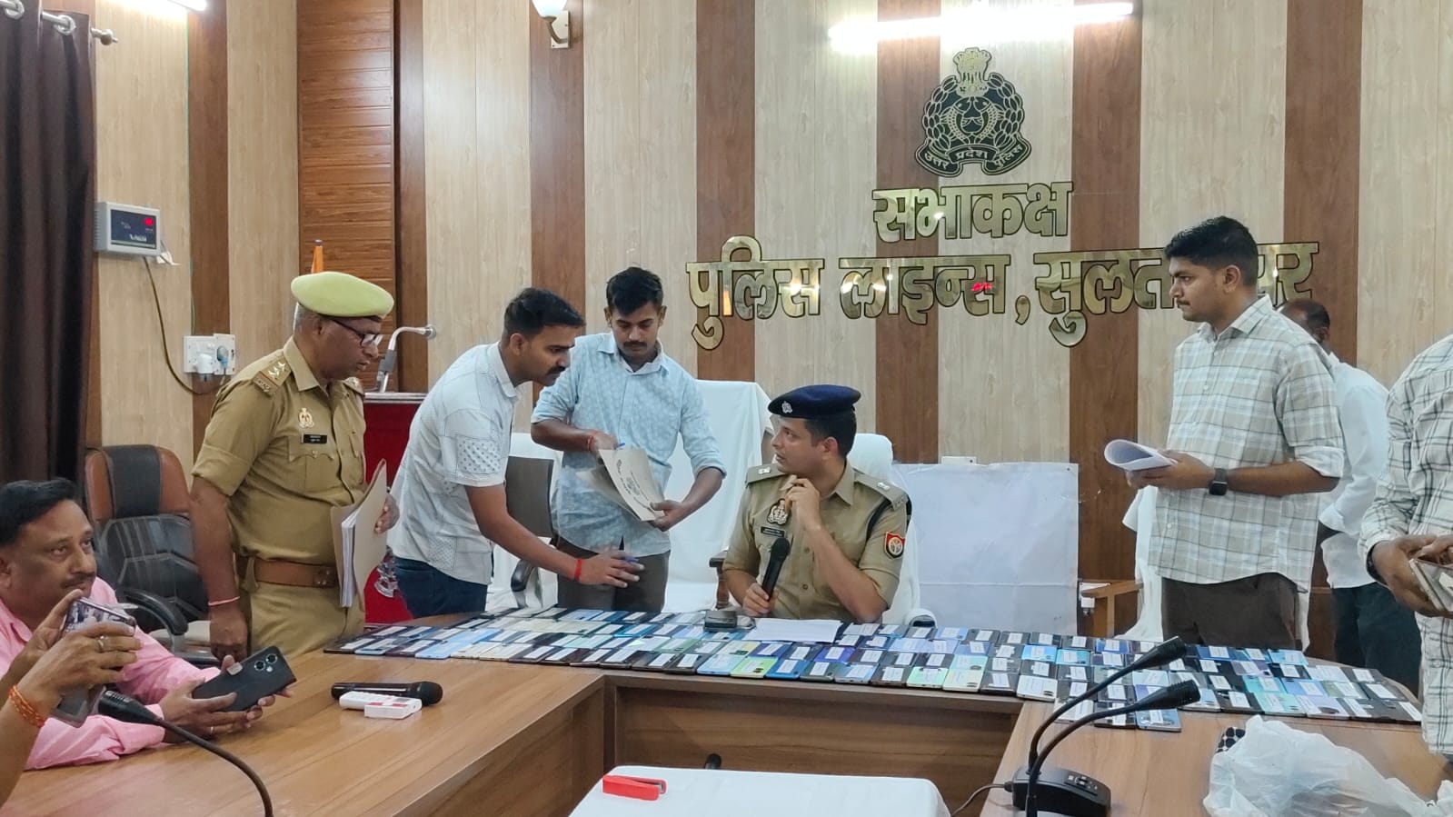 पुलिस     की बरामदगी मे मोबाईल